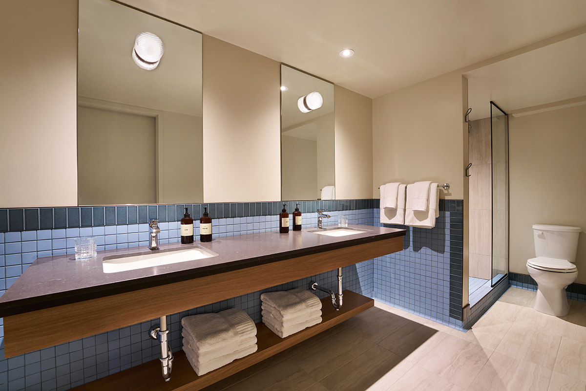 002_260317_WerkCreative_All Inn Hotel_KingSuiteBath_72DPI (1)
