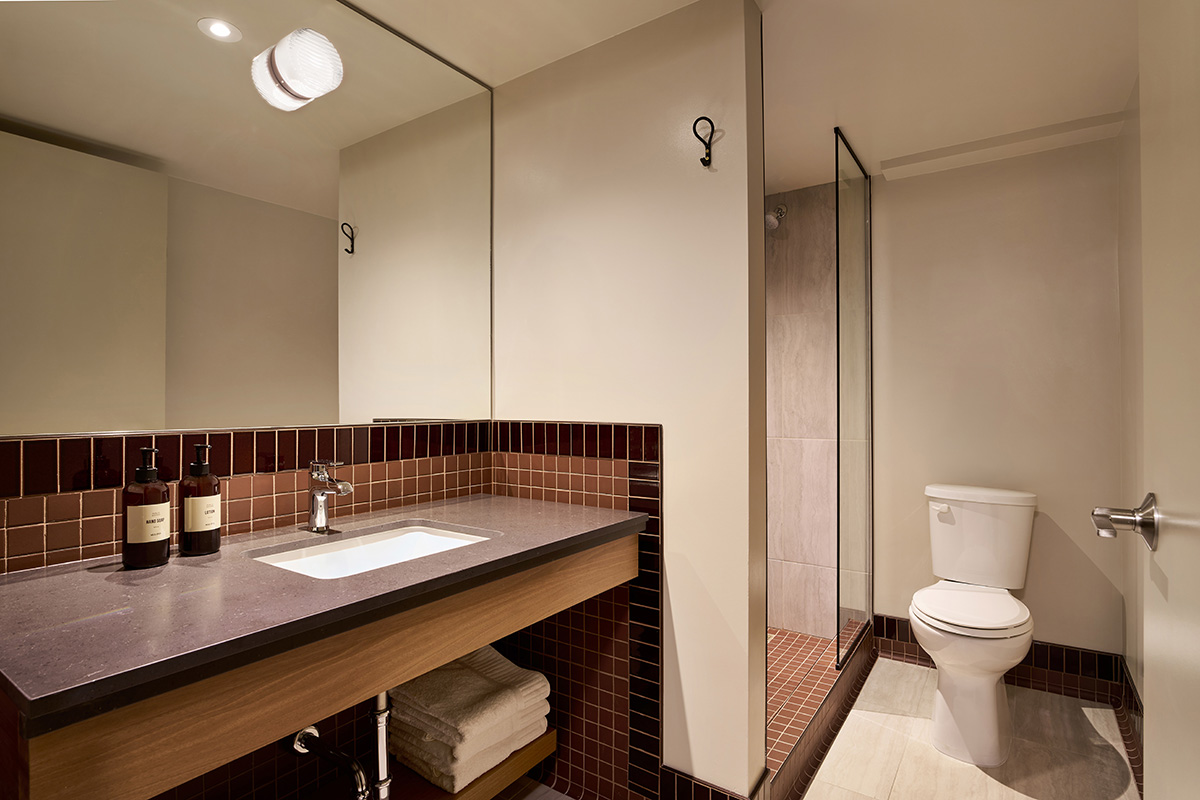 002_260317_WerkCreative_All Inn Hotel_StandardBath_Brown_72DPI